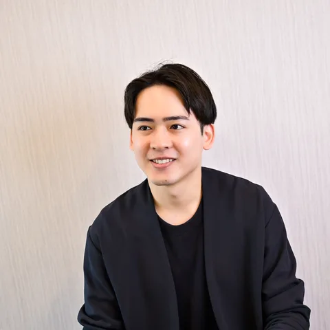 前向きな表情で仕事に向き合う社員