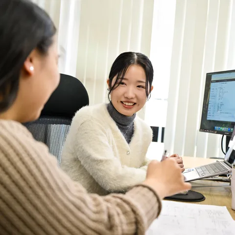 自然体の笑顔を見せる社員