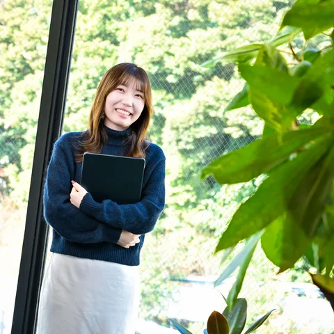 明るい表情で働く社員