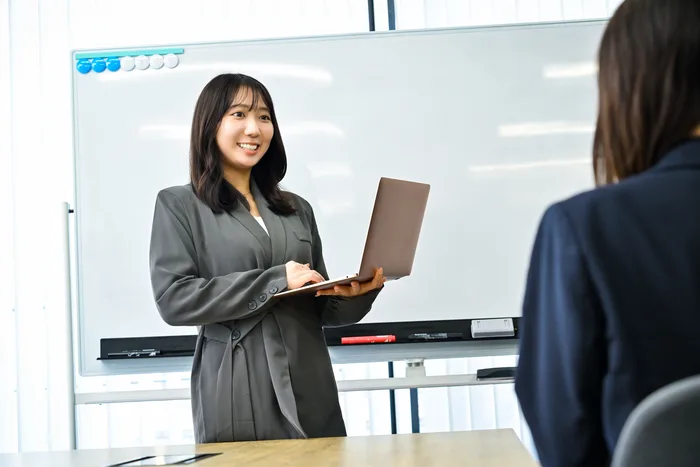 ホワイトボードを使って企画を説明する社員